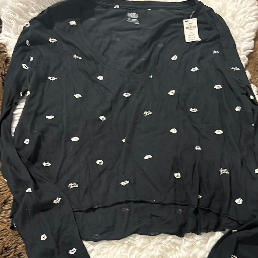 VS PINK Black Long Sleeve Graphic Cropped Crewneck Shirt